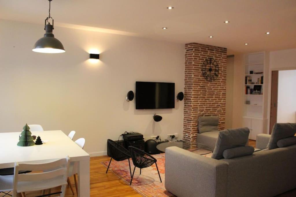 Le Jane : Centre Ville, Garage, Balcon Annecy Luaran gambar