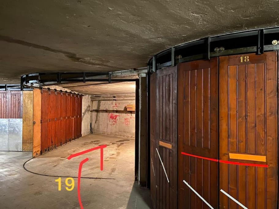 Le Jane : Centre Ville, Garage, Balcon Annecy Luaran gambar
