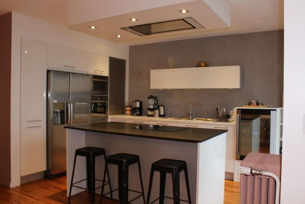 Le Jane : Centre Ville, Garage, Balcon Annecy Luaran gambar