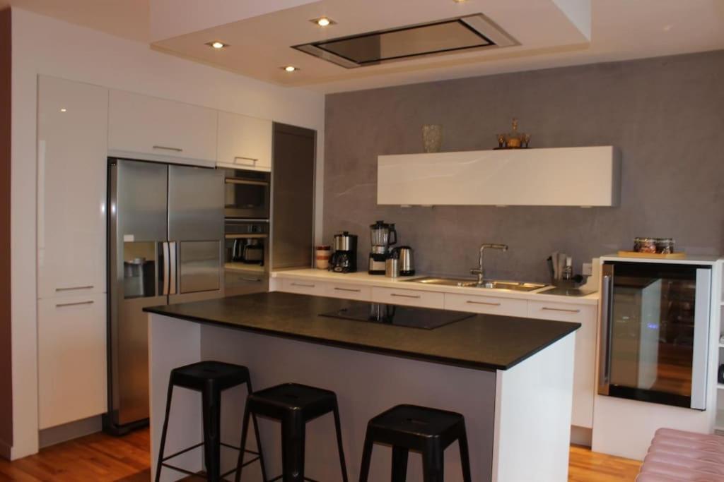 Le Jane : Centre Ville, Garage, Balcon Annecy Luaran gambar